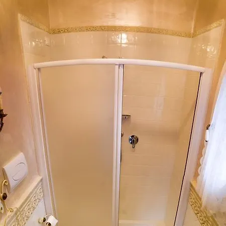 فندق مبيت وإفطار La Maison Delle Favole ديسينسانو ديل غاردا